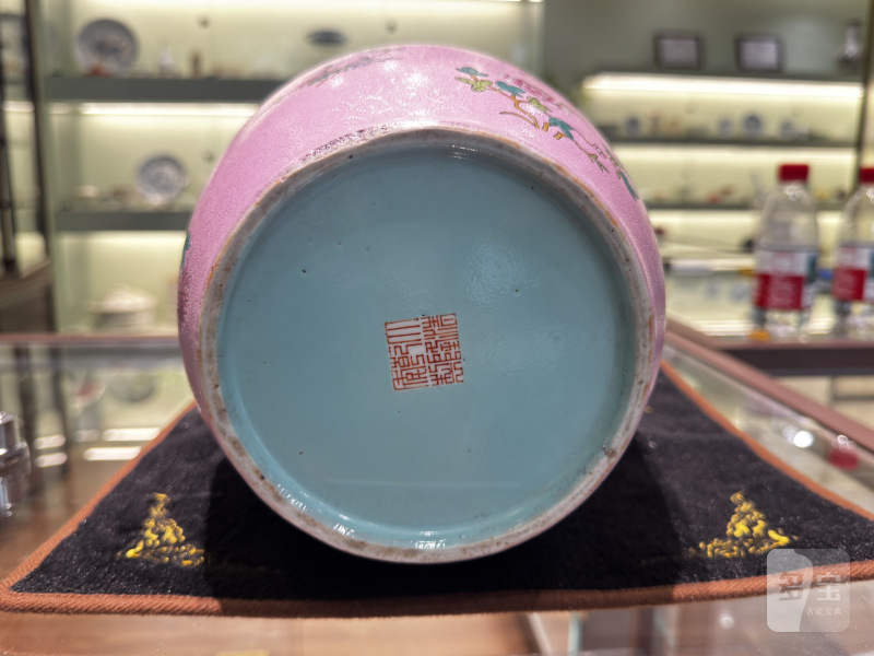 清 胭脂红轧道花卉纹瓶 - 图7